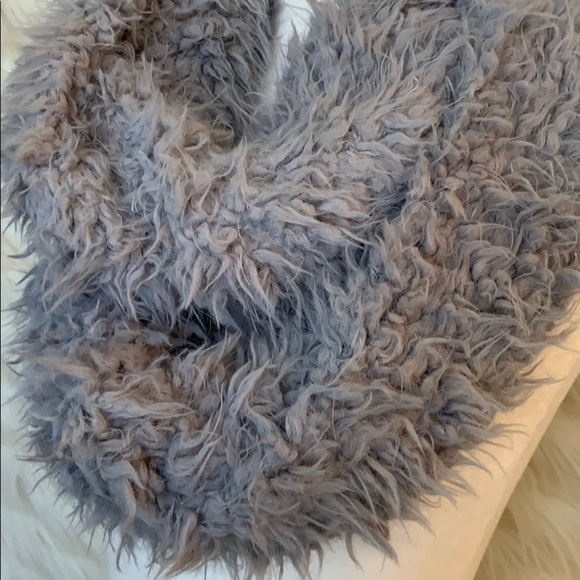 Faux fur scarf - Picture 2 of 4